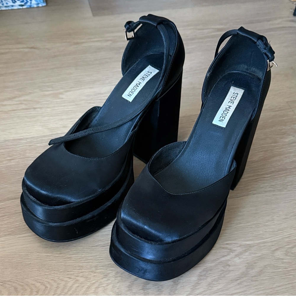 Steve Madden Black Platform Pumps